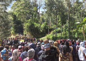 The government of Papua New Guinea reported that a landslide on May 23 resulted in the burial of 2,000 individuals, and has now officially requested assistance.