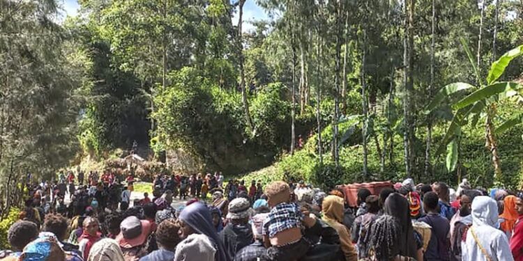 The government of Papua New Guinea reported that a landslide on May 23 resulted in the burial of 2,000 individuals, and has now officially requested assistance.