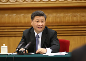 Tibetan activists in Paris made their presence known to Xi Jinping by unfurling the Tibet flag above his motorcade.