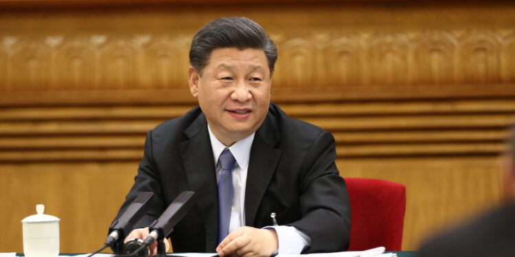 Tibetan activists in Paris made their presence known to Xi Jinping by unfurling the Tibet flag above his motorcade.
