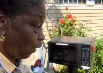 An elderly woman’s homemade microwave mailbox has gone viral, attracting 4.4 million views online.