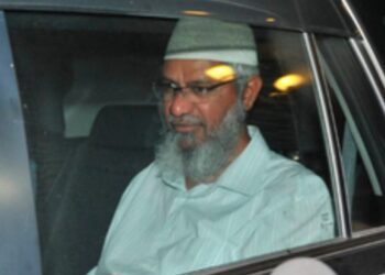 Pakistanis criticize Zakir Naik and express their discontent with their government for recognizing him, urging not to invite such uninformed individuals in the future.