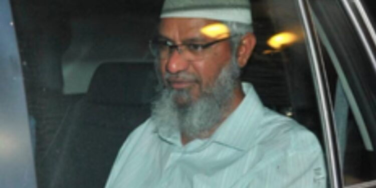 Pakistanis criticize Zakir Naik and express their discontent with their government for recognizing him, urging not to invite such uninformed individuals in the future.