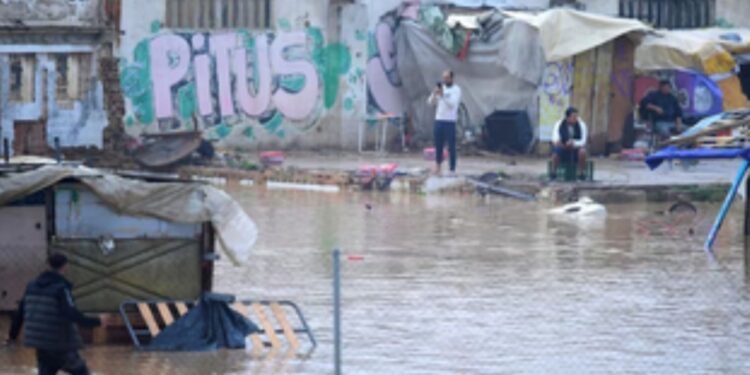 Thousands participate in the initiative to address the devastating floods in Spain.