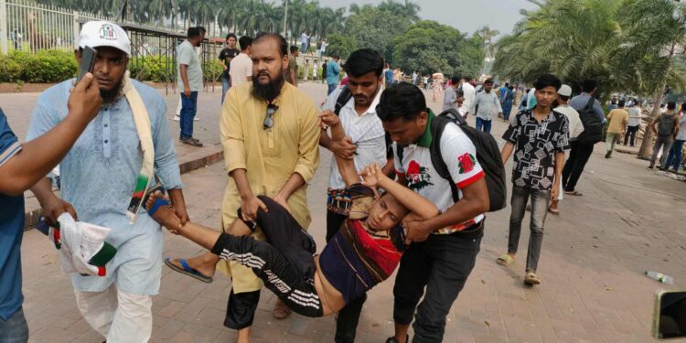 Bangladesh: Law enforcement confronts demonstrators at Parliament regarding the signing of the July Charter